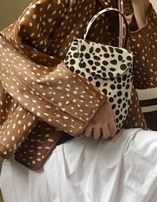 Zaboravite glatku kožu: “Pony hair” je najpoželjnija tekstura sezone