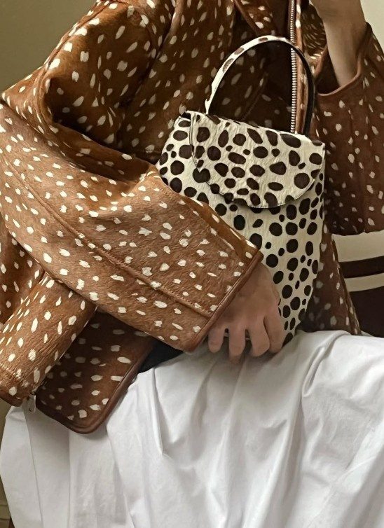 Zaboravite glatku kožu: “Pony hair” je najpoželjnija tekstura sezone