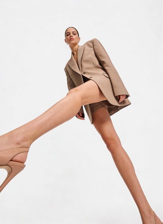 Dugi šortsevi izgledaju mnogo elegantnije uz ovih 7 modnih komada