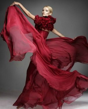 Natasha Poly šeta kroz dekade za “Vogue Spain” – novembar 2011.